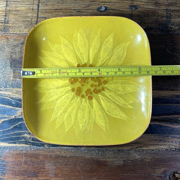 Fun sunflower metal plate with raised centre. Edges appear copper. - Picture 5 of 12